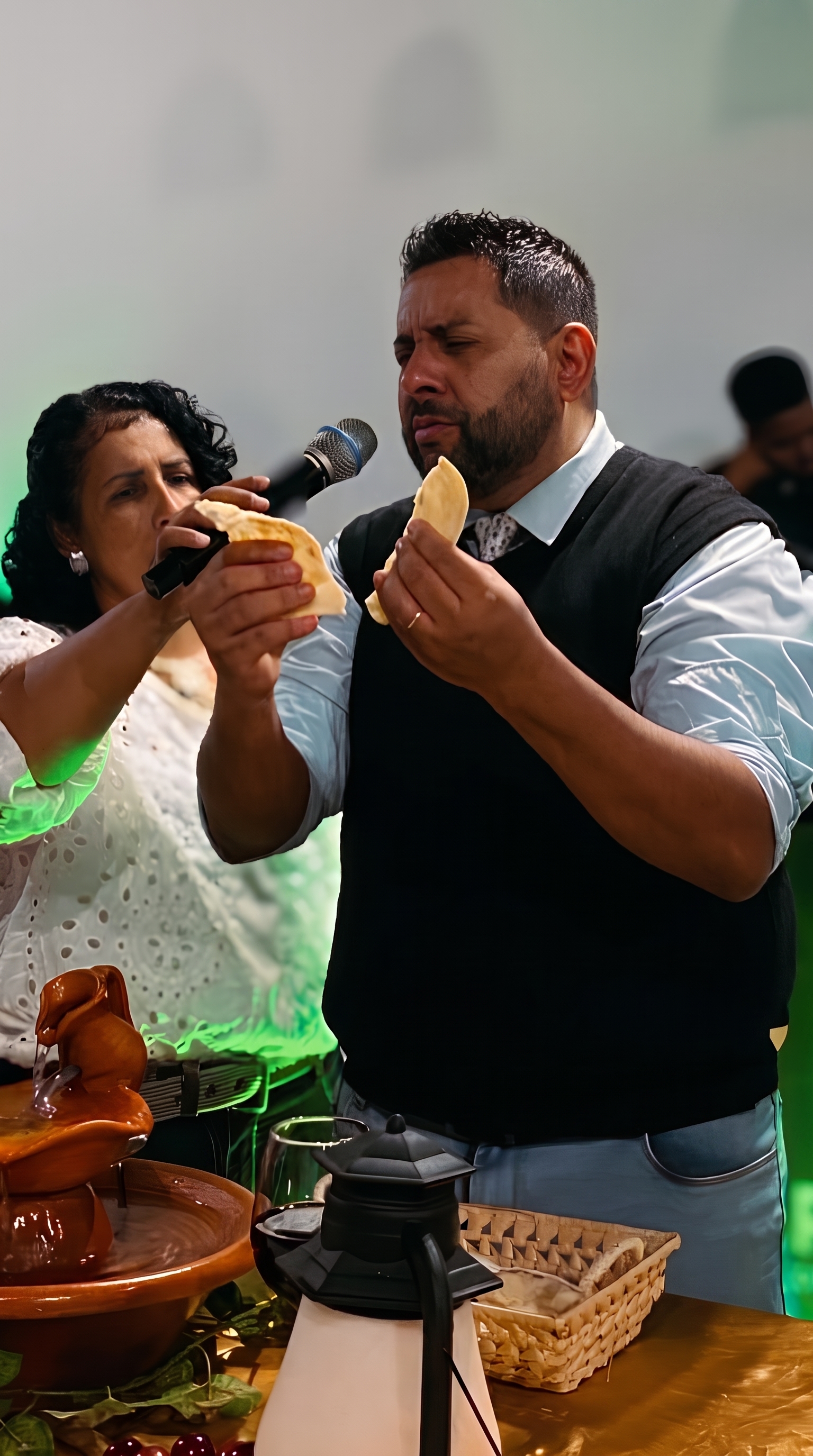 Pr Cristian Mendes com sua esposa celebrando a Santa Ceia